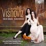 Texte: "Eugenio Visnoviz, Violin Sonata, Klavierstücke, Valentina Danelon Violin, Cristina Santin Piano". Zwei Frauen in eleganten Kleidern sitzen vor einer rostigen Metallwand, mit einer Violine auf dem Boden.