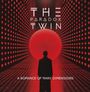 "THE PARADOX TWIN" und "A ROMANCE OF MANY DIMENSIONS". Silhouette vor rotem Kreis in futuristischer, gepunkteter Umgebung.