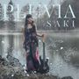 „PLUVIA SAKI“. Frau mit Gitarre, steht an einem See. Florale Illustrationen verzieren den Rand.