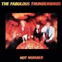 "The Fabulous Thunderbirds" oben, "Hot Number" unten. Vier Männer sitzen an einem Tisch mit Getränken, unscharfes, leuchtendes Rot.