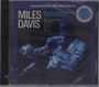 "Miles Davis Kind of Blue" und Künstlernamen. Dunkles blaues Cover mit Bild eines Trompeters.
