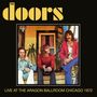 "The Doors", "Live at the Aragon Ballroom Chicago 1972"; drei Männer sitzen vor einem Haus, einer lehnt an einer Säule.