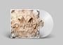 Auf einer gealterten Oberfläche steht "CHAPTER 7 TRÄNENMEER". Zwei Kapuzengestalten sind als Relief dargestellt. Auf einem weißen Vinyl.