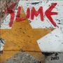Roter Schriftzug "SLIME" und "ZWEI" auf Beton, gelber Stern als Hintergrund.