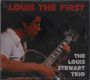 Text: "LOUIS THE FIRST", "THE LOUIS STEWART TRIO".
Mann in weißem Hemd spielt Gitarre.