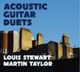 "ACOUSTIC GUITAR DUETS, LOUIS STEWART, MARTIN TAYLOR" in Blau und Weiß. Gebäude vor klarem Himmel.