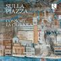 „SULLA PIAZZA ― CONSORT LA CAPRIOLA“. Eine Stadtansicht im Illustrationsstil mit vielen Gebäuden und einem Turm.
