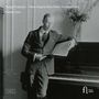Beschriftungen: "CLASSICAL", "FUGA LIBERA". Ein Mann in Anzug lehnt entspannt an einem Klavier, hält Noten in der Hand.