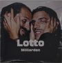 Text "Lotto Milliarden" vor zwei Männern, die ihre Gesichter nahe zusammendrücken und sich gegenseitig berühren.