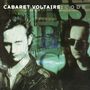 „CABARET VOLTAIRE: C O D E“. Zwei Männer vor einem grünen, gemusterten Hintergrund, einer trägt Sonnenbrille.