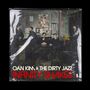 "Oan Kim & The Dirty Jazz" und "Infinity Shakes" in roter Schrift. Menschen sitzen in einem düsteren Raum.