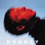 Text "NOONZY" in Weiß. Ein verschwommenes Gesicht, rot beleuchtet, mit blauem Hintergrund.