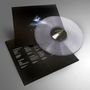Durchsichtige Vinyl-Schallplatte über einer schwarzen Hülle mit Tracklist in weißem Text darunter.