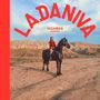 Text: "LADANIVA" oben, "YASAMAN" und kleiner Text darunter. 
Szene: Person in rotem Outfit reitet schwarzes Pferd in Wüstenlandschaft.