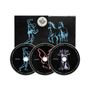 Drei CDs mit den Aufschriften: "CHAPTER 1", "CHAPTER 2", "CHAPTER 3". Illustrationen: Bodybuilder, Schlange, Hunde.