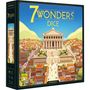 "7 Wonders Dice" in großen Buchstaben. Illustration eines Tempels auf einem Hügel, umgeben von antiken Gebäuden und Bergen.