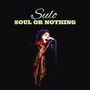 Text: "Sulo Soul or Nothing." Eine Person singt leidenschaftlich in ein Mikrofon, umhüllt von einem bunten Schal.