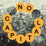 Gelber Text "NO CAPIT AL" in Kreisen vor einem verzerrten, abstrakten schwarz-weißen Hintergrund.