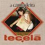 „a cantadeira“ und „tecelã“ sind auf einer stoffähnlichen Textur. Eine Frau in Weiß hält ein quadratisches Objekt.