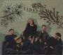 Text: "TIDES Floating Sofa Quartet". Vier Personen auf einem Sofa, eine mit Mandoline. Im Hintergrund Zweige.