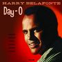 Text „Harry Belafonte Day-O“. Links Titel von Liedern. Rechts Portrait eines Mannes, der lächelt, vor rotem Hintergrund.