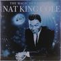 "The Magic of Christmas" und "Nat King Cole" in großen Buchstaben, darunter ein Mann in Anzug vor blauem Hintergrund.