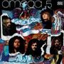 Text "omega 5". Fünf Köpfe vor buntem, psychedelischem Hintergrund.