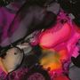Abstrakte Farbverläufe in Schwarz, Violett, Pink und Orange mit fließenden Formen und Bläschen.