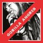 "Gorilla Angreb" steht diagonal in weiß auf rotem Balken. Schwarz-weiß-Foto einer Person, die leidenschaftlich ins Mikrofon singt.