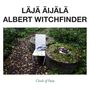 "LÄJÄ ÄIJÄLÄ ALBERT WITCHFINDER" oben; "Circle of Pain" unten. Foto: Verlassener Stuhl vor grün bewachsenen Betonringen.