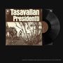 "Svart Stereo" oben links, "Tasavallan Presidentti" im Bildzentrum. Schwarz-weißes Foto einer Band im Freien, Schallplatte.