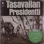 Oben steht "Tasavallan Presidentti." Unten ein grüner Aufkleber mit Text über transparentes grünes Vinyl. Schwarzweißfoto von fünf Personen im Freien.