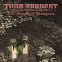 „Twin Serpent. True Norwegian Blackgrass.“ Zwei Figuren mit grün bemalten Gesichtern und roten Zungen in dichtem Laub.