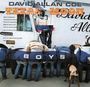 Texte: "DAVID ALLAN COE", "TEXAS MOON", "BOYS", "DOG". Ein Hund und umgedrehte Personen zeigen den Schriftzug "BOYS".