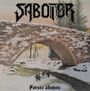 Logo mit Text "SABOTØR" und "Første aksjon". Illustration einer verschneiten Steinbrücke über einem Fluss.