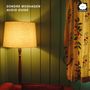 Texte: "SONDRE MOSHAGEN AUDIO GUIDE", "SAUAJAZZ". Eine Stehlampe leuchtet warm, neben einem bunten Vorhang.
