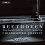"BEETHOVEN, String Quartets, Op.59 No.3 • Op.95 • Grosse Fuge, CHIAROSCURO QUARTET." Schwarz-weiß, Schatten auf Stufen.