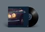 "DEUSA STHLM Bossanova Quartet." Nahaufnahme eines Auto-Scheinwerfers, daneben eine schwarze Schallplatte.