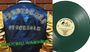 Auf einer blauen Jacke steht "TEDDYBEARS STOCKHOLM". Darunter in Grün "ROCK'N'ROLL HIGHSCHOOL". Rechts eine grüne Vinyl-Schallplatte.