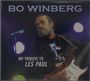 „BO WINBERG“, „MY TRIBUTE TO LES PAUL“. Ein Mann mit Gitarre und Mikrofon steht im Rampenlicht.