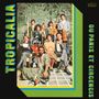 "Tropicalia", "Ou Panis et Circencis". Eine Gruppe von Menschen posiert, umgeben von Pflanzen, einige halten Musikinstrumente.