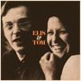 "ELIS & TOM". Zwei Personen lächeln, eine trägt eine Brille. Porträt in nostalgischen Farben.