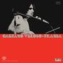 "CAETANO VELOSO · TRANSA" in großer Schrift. Schwarz-weiß Bild, Mann singt mit Gitarre und Mikrofon auf rotem Hintergrund.