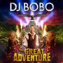 DJ BOBO steht in großen Buchstaben oben. Darunter: THE GREAT ADVENTURE. Ein Mann vor einem Tempel mit Tänzern und einem Adler.