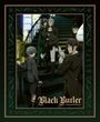 "Black Butler: Emerald Witch Arc." Illustration zeigt vier elegant gekleidete Figuren auf Treppe, dekorativer Rahmen.