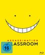 Text: "ASSASSINATION CLASSROOM", "FSK ab 16 freigegeben". Illustration eines gelben Smileys mit großem Lächeln und runden Augen.