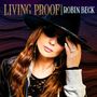 "LIVING PROOF" und "ROBIN BECK". Frau mit Sonnenbrille und Hut, langer welliger Haaren und Lederjacke vor abstraktem Hintergrund.