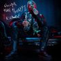 "Cheaper Than Therapy II, Kid Bookie." Ein Mann sitzt auf einem Ledersofa, trägt eine Jacke mit Muster und hält eine Rose.