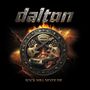 "Rock Will Never Die" in goldener Schrift. Metallisches Logo mit zwei Gitarren, einem Auto und Flammen im Hintergrund.
