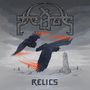 Oben in stilisierter Schrift steht „Relics“. Zwei schwarze Vögel mit leuchtenden Flügeln fliegen über eine verschneite Landschaft.